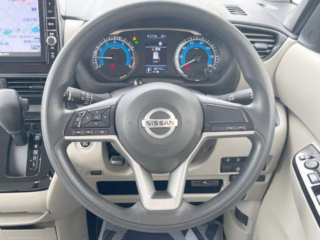 �C���e���A�ɍ��킹���f�U�C���̃X�e�A�����O�́A�^�]�������̂��Ƃ��l���A�^�]���₷���`��A�傫���ł��B�����x�A���ۂɐG���Ă��m���߂��������B