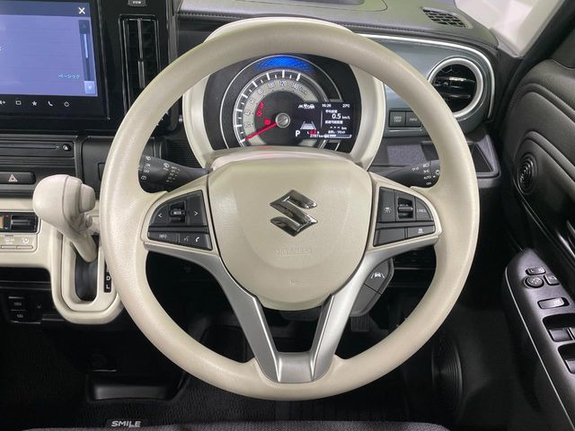 �C���e���A�ɍ��킹���f�U�C���̃X�e�A�����O�́A�^�]�������̂��Ƃ��l���A�^�]���₷���`��A�傫���ł��B�����x�A���ۂɐG���Ă��m���߂��������B