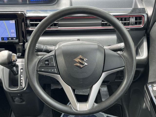 �C���e���A�ɍ��킹���f�U�C���̃X�e�A�����O�́A�^�]�������̂��Ƃ��l���A�^�]���₷���`��A�傫���ł��B�����x�A���ۂɐG���Ă��m���߂��������B