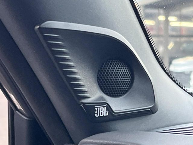 �yJBL�T�E���h�V�X�e���z���i�ʃT�E���h�V�X�e���𓋍ځB��p�̃`���[�j���O���{���ꂽ�召�l�X�ȃX�s�[�J�[����ǎ��ȃT�E���h���t�ł��A�Տꊴ���ӂ�鉹����Ԃ����o���܂��B