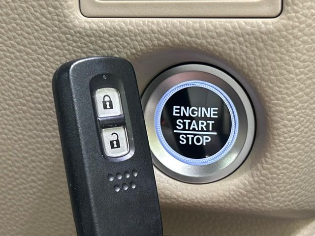�yHonda�X�}�[�g�L�[�z�J�o����|�P�b�g�ɓ��ꂽ�܂܂ł��h�A�̎{���E�������\�ȃX�}�[�g�L�[�𑕔��B�G���W���̃I���E�I�t�����J�M�����o���K�v����������Ƃ��Ă��֗��ł���