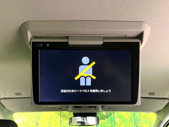 【フリップダウンモニター】大画面モニターで後席でもエンタメをお楽しみいただけます。小さなお子様にも大人気の装備です♪