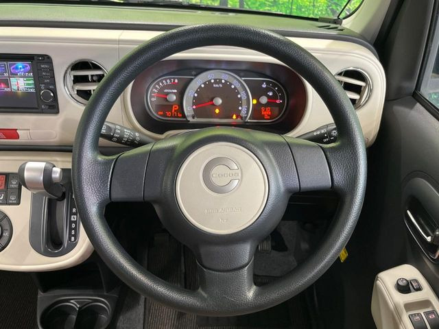 �C���e���A�ɍ��킹���f�U�C���̃X�e�A�����O�́A�^�]�������̂��Ƃ��l���A�^�]���₷���`��A�傫���ł��B�����x�A���ۂɐG���Ă��m���߂��������B