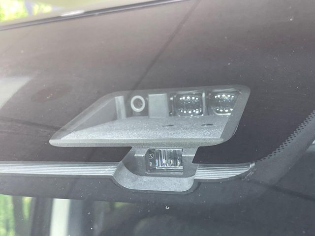 【三菱e-Assist】走行中に前方の車両等を認識し、衝突しそうな時は警報とブレーキで衝突回避と被害軽減をアシスト。より安全にドライブをお楽しみいただけます。