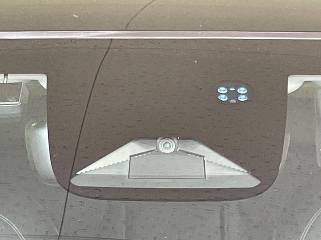 【ホンダセンシング】走行中に前方の車両等を認識し、衝突しそうな時は警報とブレーキで衝突回避と被害軽減をアシスト。より安全にドライブをお楽しみいただけます。