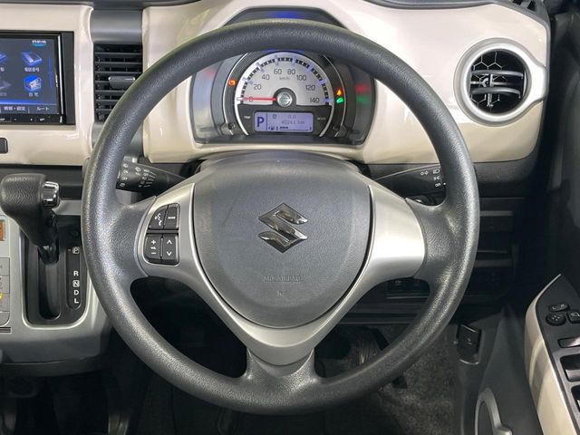 �C���e���A�ɍ��킹���f�U�C���̃X�e�A�����O�́A�^�]�������̂��Ƃ��l���A�^�]���₷���`��A�傫���ł��B�����x�A���ۂɐG���Ă��m���߂��������B