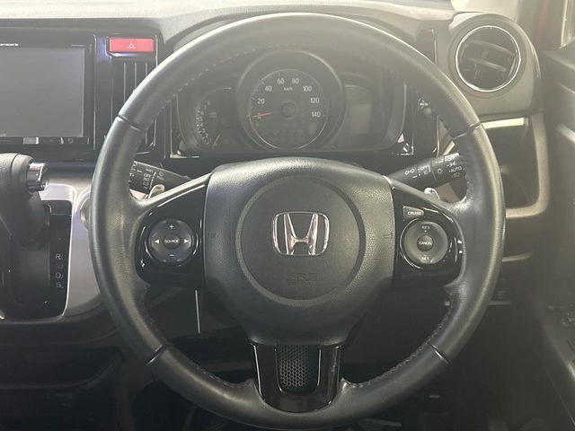 �C���e���A�ɍ��킹���f�U�C���̃X�e�A�����O�́A�^�]�������̂��Ƃ��l���A�^�]���₷���`��A�傫���ł��B�����x�A���ۂɐG���Ă��m���߂��������B