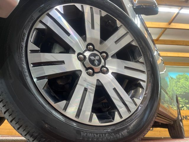 �y����18�C���`�A���~�z�C�[���z�O�ςɃ}�b�`���������A���~�z�C�[���𑕒����Ă���܂��B�e��ЊO�A���~�z�C�[����A�X�^�b�h���X�^�C�����戵�����Ă���܂��B���񂲑��k����������