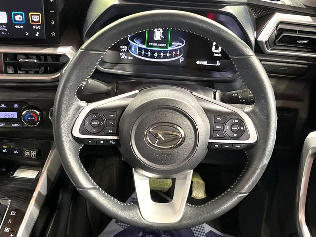 �C���e���A�ɍ��킹���f�U�C���̃X�e�A�����O�́A�^�]�������̂��Ƃ��l���A�^�]���₷���`��A�傫���ł��B�����x�A���ۂɐG���Ă��m���߂��������B