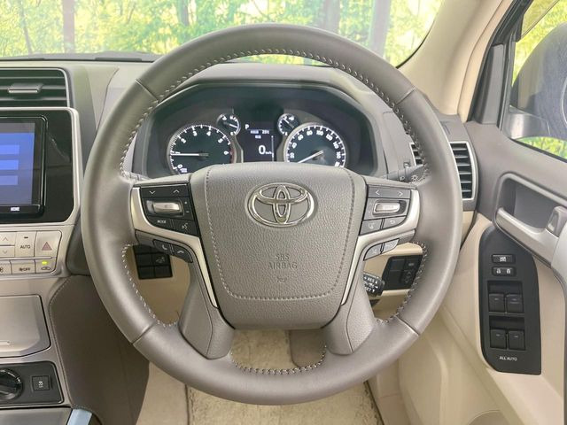 �C���e���A�ɍ��킹���f�U�C���̃X�e�A�����O�́A�^�]�������̂��Ƃ��l���A�^�]���₷���`��A�傫���ł��B�����x�A���ۂɐG���Ă��m���߂��������B