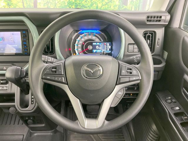 �C���e���A�ɍ��킹���f�U�C���̃X�e�A�����O�́A�^�]�������̂��Ƃ��l���A�^�]���₷���`��A�傫���ł��B�����x�A���ۂɐG���Ă��m���߂��������B