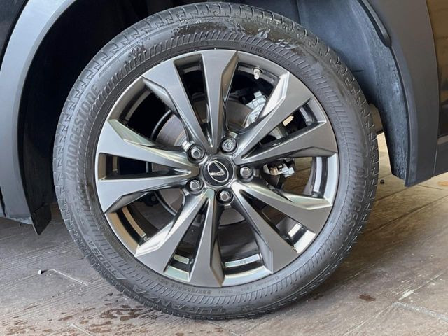 �y����18�C���`�A���~�z�C�[���z�O�ςɃ}�b�`���������A���~�z�C�[���𑕒����Ă���܂��B�e��ЊO�A���~�z�C�[����A�X�^�b�h���X�^�C�����戵�����Ă���܂��B���񂲑��k����������