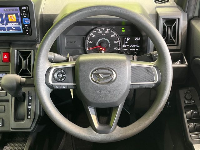 �C���e���A�ɍ��킹���f�U�C���̃X�e�A�����O�́A�^�]�������̂��Ƃ��l���A�^�]���₷���`��A�傫���ł��B�����x�A���ۂɐG���Ă��m���߂��������B