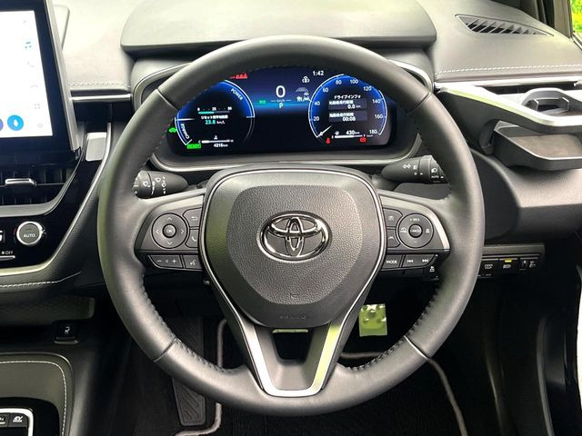 �C���e���A�ɍ��킹���f�U�C���̃X�e�A�����O�́A�^�]�������̂��Ƃ��l���A�^�]���₷���`��A�傫���ł��B�����x�A���ۂɐG���Ă��m���߂��������B