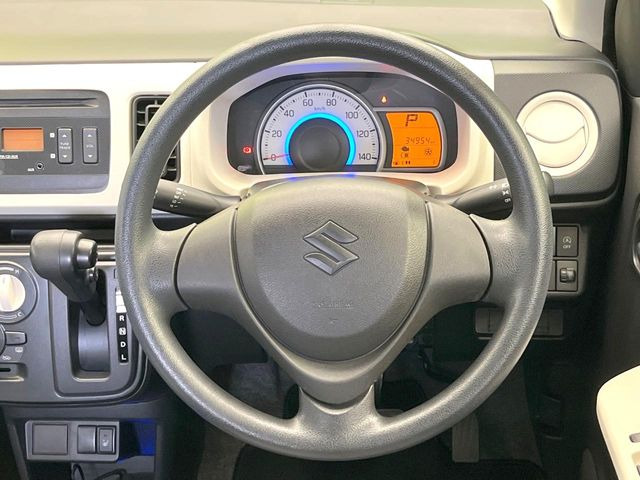�C���e���A�ɍ��킹���f�U�C���̃X�e�A�����O�́A�^�]�������̂��Ƃ��l���A�^�]���₷���`��A�傫���ł��B�����x�A���ۂɐG���Ă��m���߂��������B