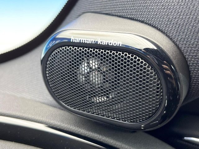 ��harman/kardon�T�E���h�V�X�e��:�I�[�f�B�I��僁�[�J�[����|����v���~�A���X�s�[�J�[�𑕔��B�����̃X�s�[�J�[����A���̗������܂ŕ����鍂�i���ȉ��y�����y���݂��������܂��B