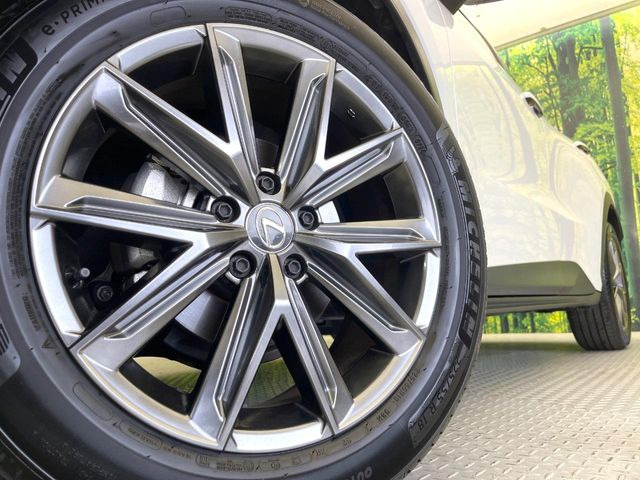 �y����18�C���`�A���~�z�C�[���z�O�ςɃ}�b�`���������A���~�z�C�[���𑕒����Ă���܂��B�e��ЊO�A���~�z�C�[����A�X�^�b�h���X�^�C�����戵�����Ă���܂��B���񂲑��k����������