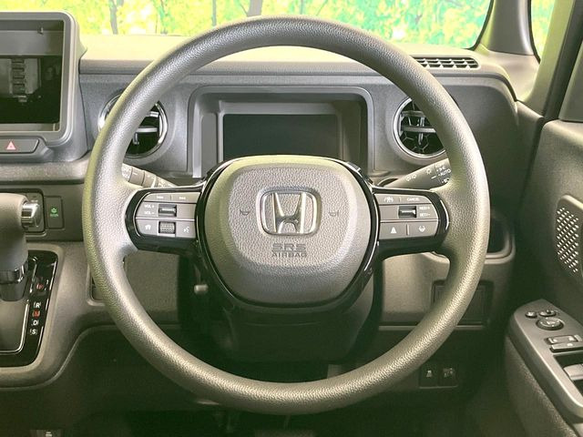 �C���e���A�ɍ��킹���f�U�C���̃X�e�A�����O�́A�^�]�������̂��Ƃ��l���A�^�]���₷���`��A�傫���ł��B�����x�A���ۂɐG���Ă��m���߂��������B