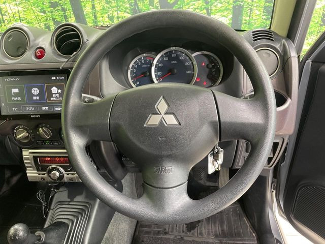 �C���e���A�ɍ��킹���f�U�C���̃X�e�A�����O�́A�^�]�������̂��Ƃ��l���A�^�]���₷���`��A�傫���ł��B�����x�A���ۂɐG���Ă��m���߂��������B