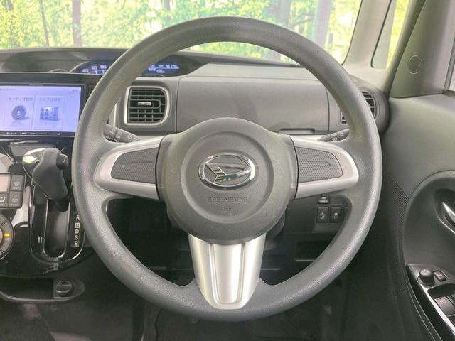 �C���e���A�ɍ��킹���f�U�C���̃X�e�A�����O�́A�^�]�������̂��Ƃ��l���A�^�]���₷���`��A�傫���ł��B�����x�A���ۂɐG���Ă��m���߂��������B