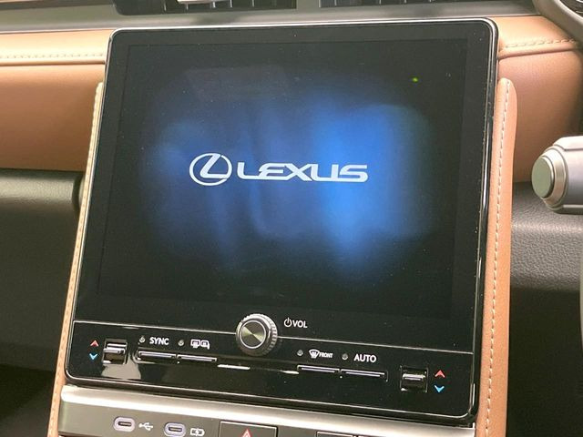 �y9.8�C���` �f�B�X�v���C�I�[�f�B�I�z���ʂ̃f�B�X�v���C��AppleCarPlay��AndroidAuto�����p�\�B�傫�ȉ�ʂŃX�}�z�i�r�A�v���������p���������܂���
