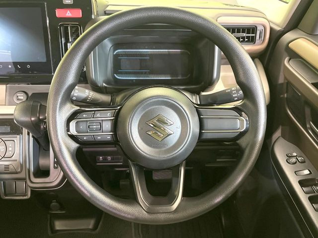 �C���e���A�ɍ��킹���f�U�C���̃X�e�A�����O�́A�^�]�������̂��Ƃ��l���A�^�]���₷���`��A�傫���ł��B�����x�A���ۂɐG���Ă��m���߂��������B