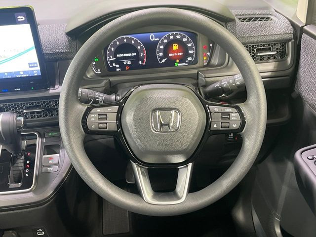 �C���e���A�ɍ��킹���f�U�C���̃X�e�A�����O�́A�^�]�������̂��Ƃ��l���A�^�]���₷���`��A�傫���ł��B�����x�A���ۂɐG���Ă��m���߂��������B
