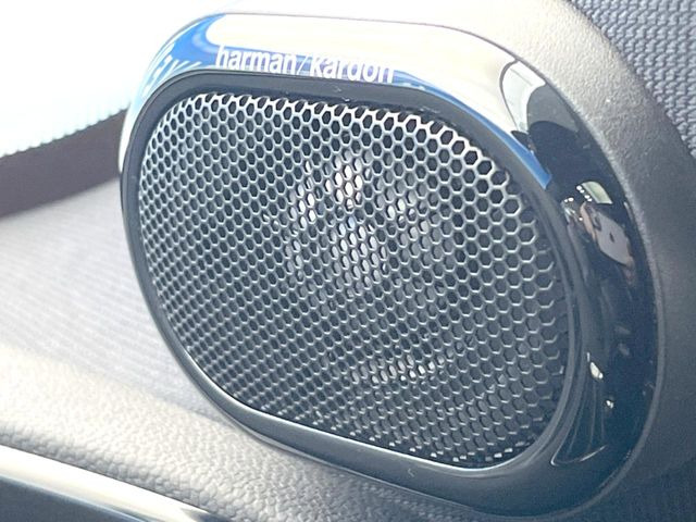 ��harman/kardon�T�E���h�V�X�e��:�I�[�f�B�I��僁�[�J�[����|����v���~�A���X�s�[�J�[�𑕔��B�����̃X�s�[�J�[����A���̗������܂ŕ����鍂�i���ȉ��y�����y���݂��������܂��B