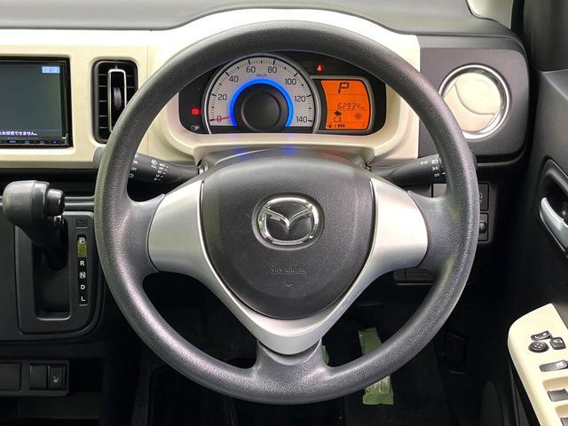 �C���e���A�ɍ��킹���f�U�C���̃X�e�A�����O�́A�^�]�������̂��Ƃ��l���A�^�]���₷���`��A�傫���ł��B�����x�A���ۂɐG���Ă��m���߂��������B