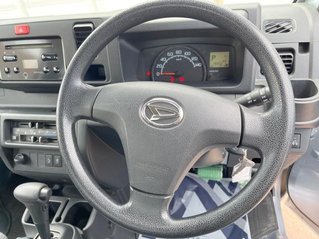 �C���e���A�ɍ��킹���f�U�C���̃X�e�A�����O�́A�^�]�������̂��Ƃ��l���A�^�]���₷���`��A�傫���ł��B�����x�A���ۂɐG���Ă��m���߂��������B