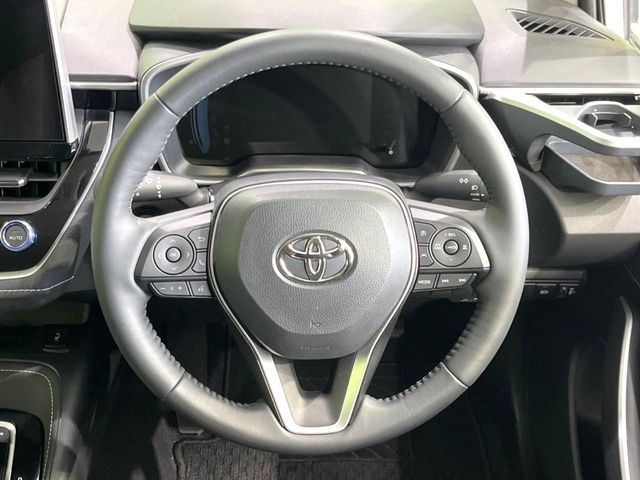 �C���e���A�ɍ��킹���f�U�C���̃X�e�A�����O�́A�^�]�������̂��Ƃ��l���A�^�]���₷���`��A�傫���ł��B�����x�A���ۂɐG���Ă��m���߂��������B