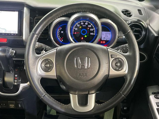 �C���e���A�ɍ��킹���f�U�C���̃X�e�A�����O�́A�^�]�������̂��Ƃ��l���A�^�]���₷���`��A�傫���ł��B�����x�A���ۂɐG���Ă��m���߂��������B