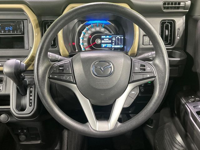 �C���e���A�ɍ��킹���f�U�C���̃X�e�A�����O�́A�^�]�������̂��Ƃ��l���A�^�]���₷���`��A�傫���ł��B�����x�A���ۂɐG���Ă��m���߂��������B