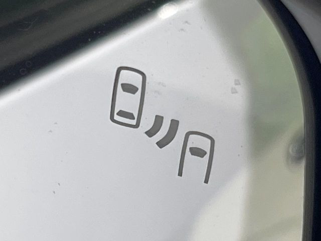 【ブラインドスポットワーニング】走行中、ドアミラーの死角になりやすい箇所に後続車が接近するとサイドミラー付近に警告を表示、ドライバーに注意喚起をしてくれます。