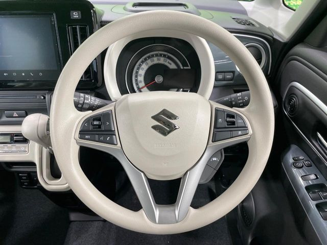 �C���e���A�ɍ��킹���f�U�C���̃X�e�A�����O�́A�^�]�������̂��Ƃ��l���A�^�]���₷���`��A�傫���ł��B�����x�A���ۂɐG���Ă��m���߂��������B