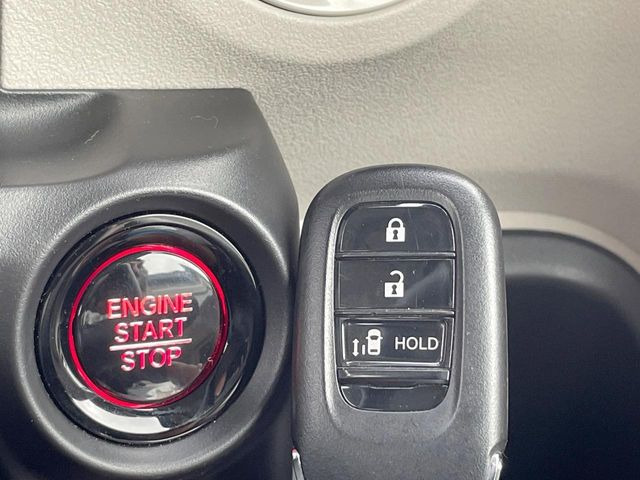 �yHonda�X�}�[�g�L�[�z�J�o����|�P�b�g�ɓ��ꂽ�܂܂ł��h�A�̎{���E�������\�ȃX�}�[�g�L�[�𑕔��B�G���W���̃I���E�I�t�����J�M�����o���K�v����������Ƃ��Ă��֗��ł���