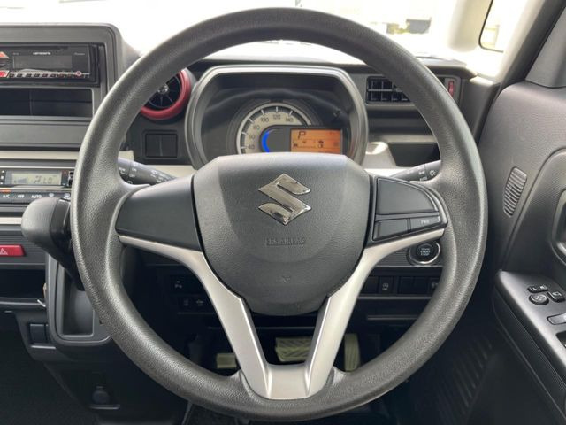 �C���e���A�ɍ��킹���f�U�C���̃X�e�A�����O�́A�^�]�������̂��Ƃ��l���A�^�]���₷���`��A�傫���ł��B�����x�A���ۂɐG���Ă��m���߂��������B