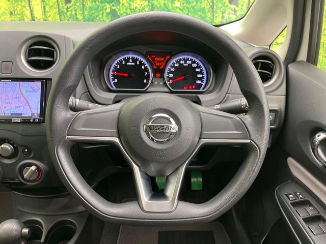 �C���e���A�ɍ��킹���f�U�C���̃X�e�A�����O�́A�^�]�������̂��Ƃ��l���A�^�]���₷���`��A�傫���ł��B�����x�A���ۂɐG���Ă��m���߂��������B