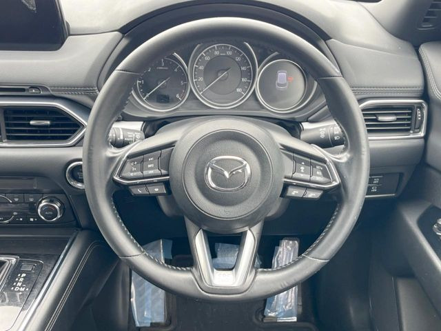 �C���e���A�ɍ��킹���f�U�C���̃X�e�A�����O�́A�^�]�������̂��Ƃ��l���A�^�]���₷���`��A�傫���ł��B�����x�A���ۂɐG���Ă��m���߂��������B