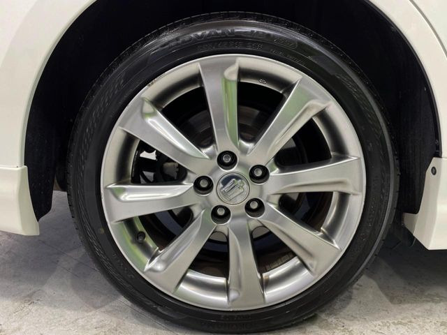 �y����18�C���`�A���~�z�C�[���z�O�ςɃ}�b�`���������A���~�z�C�[���𑕒����Ă���܂��B�e��ЊO�A���~�z�C�[����A�X�^�b�h���X�^�C�����戵�����Ă���܂��B���񂲑��k����������