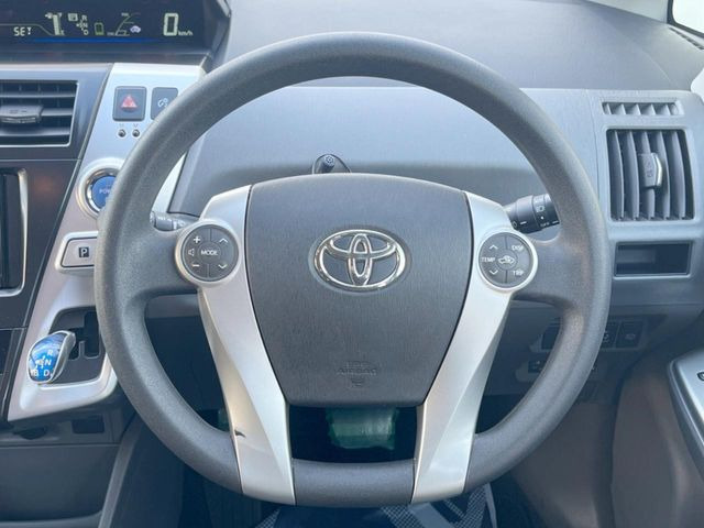 �C���e���A�ɍ��킹���f�U�C���̃X�e�A�����O�́A�^�]�������̂��Ƃ��l���A�^�]���₷���`��A�傫���ł��B�����x�A���ۂɐG���Ă��m���߂��������B