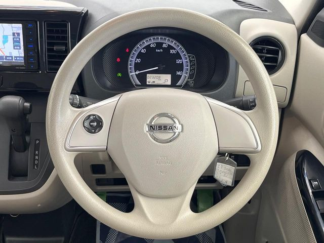 �C���e���A�ɍ��킹���f�U�C���̃X�e�A�����O�́A�^�]�������̂��Ƃ��l���A�^�]���₷���`��A�傫���ł��B�����x�A���ۂɐG���Ă��m���߂��������B