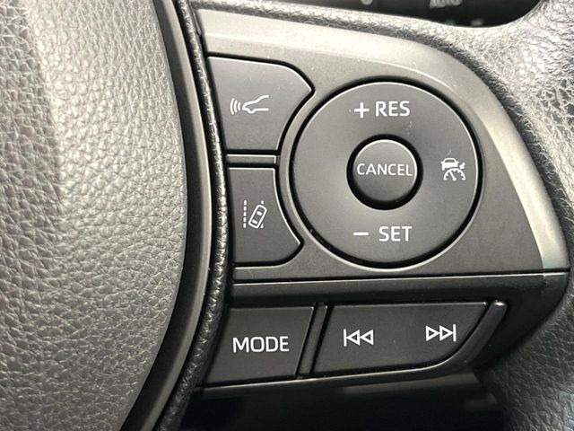 【レーダークルーズコントロール】高速道路での長距離走行が楽に!!自動で速度を保つクルーズコントロールが、衝突軽減システムと連携し、前方の車両を感知して車間を保つように速度調節してくれます!!
