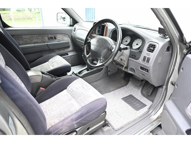 ダットサンピックアップ2.4 AX ダブルキャブ 4WD