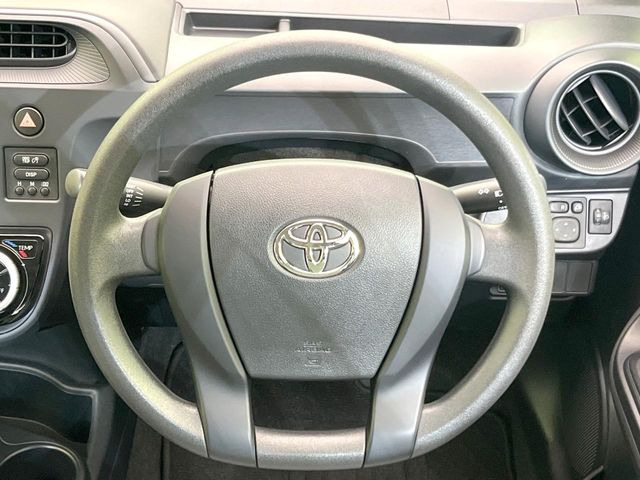 �C���e���A�ɍ��킹���f�U�C���̃X�e�A�����O�́A�^�]�������̂��Ƃ��l���A�^�]���₷���`��A�傫���ł��B�����x�A���ۂɐG���Ă��m���߂��������B