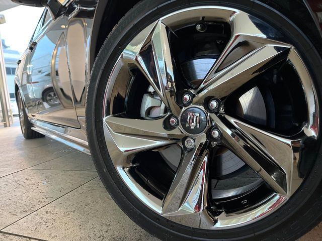 �y����18�C���`�A���~�z�C�[���z�O�ςɃ}�b�`���������A���~�z�C�[���𑕒����Ă���܂��B�e��ЊO�A���~�z�C�[����A�X�^�b�h���X�^�C�����戵�����Ă���܂��B���񂲑��k����������