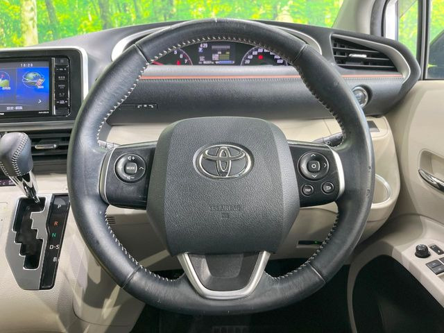 �C���e���A�ɍ��킹���f�U�C���̃X�e�A�����O�́A�^�]�������̂��Ƃ��l���A�^�]���₷���`��A�傫���ł��B�����x�A���ۂɐG���Ă��m���߂��������B