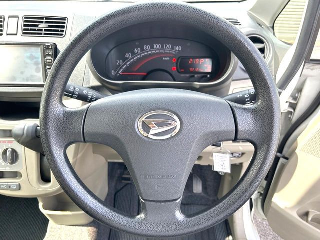 �C���e���A�ɍ��킹���f�U�C���̃X�e�A�����O�́A�^�]�������̂��Ƃ��l���A�^�]���₷���`��A�傫���ł��B�����x�A���ۂɐG���Ă��m���߂��������B