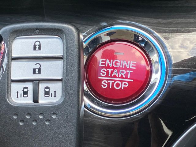 �yHonda�X�}�[�g�L�[�z�J�o����|�P�b�g�ɓ��ꂽ�܂܂ł��h�A�̎{���E�������\�ȃX�}�[�g�L�[�𑕔��B�G���W���̃I���E�I�t�����J�M�����o���K�v����������Ƃ��Ă��֗��ł���