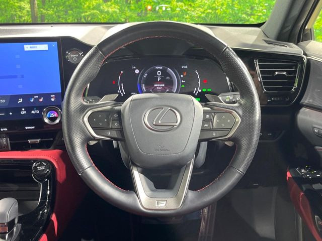 �C���e���A�ɍ��킹���f�U�C���̃X�e�A�����O�́A�^�]�������̂��Ƃ��l���A�^�]���₷���`��A�傫���ł��B�����x�A���ۂɐG���Ă��m���߂��������B